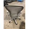 Image 2 : *L* GREY HERMAN MILLER AERON ERGONOMIC TASK CHAIR SIZE MEDIUM  - WITH LUMBAR SUPPORT