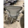 Image 2 : *L* GREY HERMAN MILLER AERON ERGONOMIC TASK CHAIR SIZE MEDIUM  - NO LUMBAR SUPPORT ( SEAT HAS TEAR )