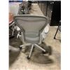 Image 2 : *L* GREY HERMAN MILLER AERON ERGONOMIC TASK CHAIR SIZE MEDIUM  - WITH LUMBAR SUPPORT