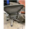 Image 2 : *L* GREY HERMAN MILLER AERON ERGONOMIC TASK CHAIR SIZE SMALL - WITH LUMBAR SUPPORT