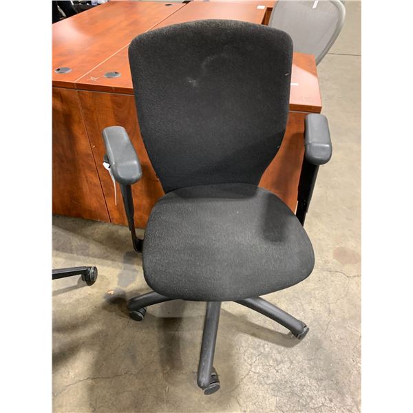 *L* BLACK ERGONOMIC TASK CHAIR WITH ARMS & ADJUSTABLE BACK