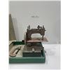 Image 1 : Singer Mini Portable Manual Sewing Machine
