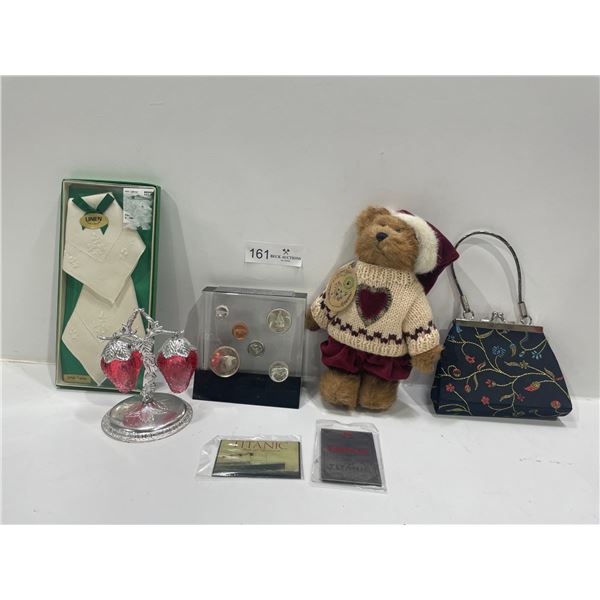 Assorted Office Decor