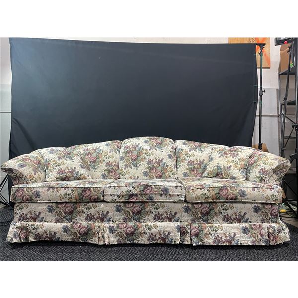 Vintage Floral Couch And Pillows