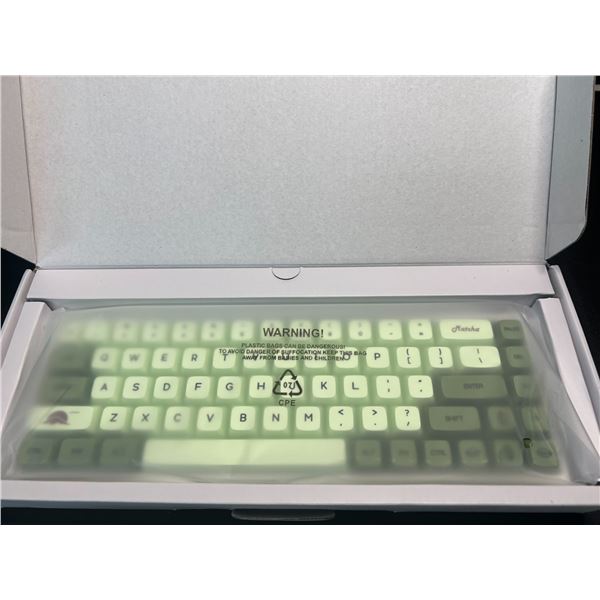 Lot of 1 Boyi 68 Keys NKRO Bluetooth Mechanical Gaming Keyboard - Matcha Green