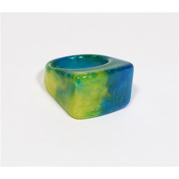 NEW CHUNKY GEOMETRIC RESIN SIZE 8 1/2 RING