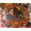 Image 2 : 28" ROUND GLASS TOP TABLE 80" X 42"