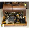 Image 1 : PORTABLE SINGER SEWING MACHINE