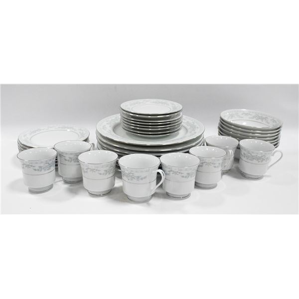 "SOMERSET" CHINA DINNER SET LOT OF 32 PIECES