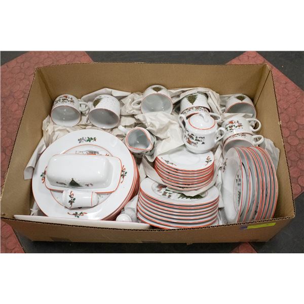 "CHRISTMAS PLEASURE" DINNER SET LOT OF 44 PIECE