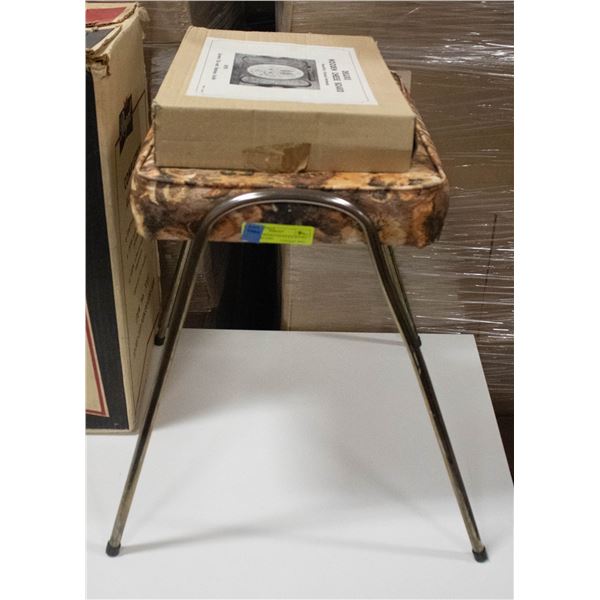 VINTAGE RETRO STOOLS & RETRO CHEESE BOARD