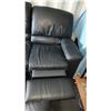 Image 10 : Lazy-Boy Leather Recliner Cat C