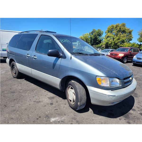 2000 Toyota Sienna LE
