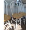 Image 2 : 3 Swivel Matching Bar Stools 