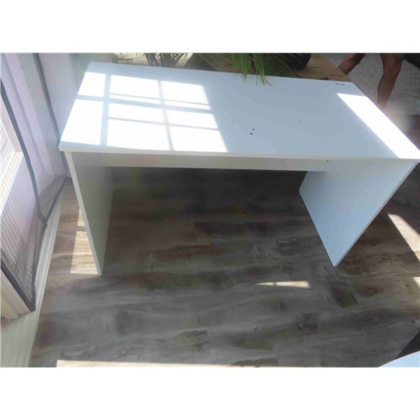 Desk 28'' x 47'' x 24''