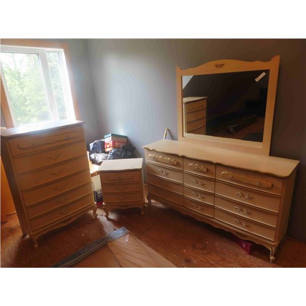3 Piece Bedroom Suite ; Dresser 46'' x 29 1/2'' 