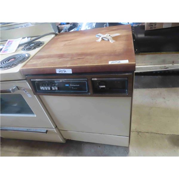 Hot Point Dishwasher with Neat Cutting Board Top
