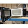 Image 2 : RCA BLACK ELECTRIC MICROWAVE WITH PLATE