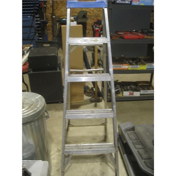 aluminum step ladder