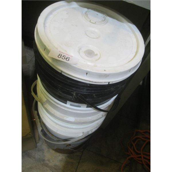 plastic 5 gallon buckets