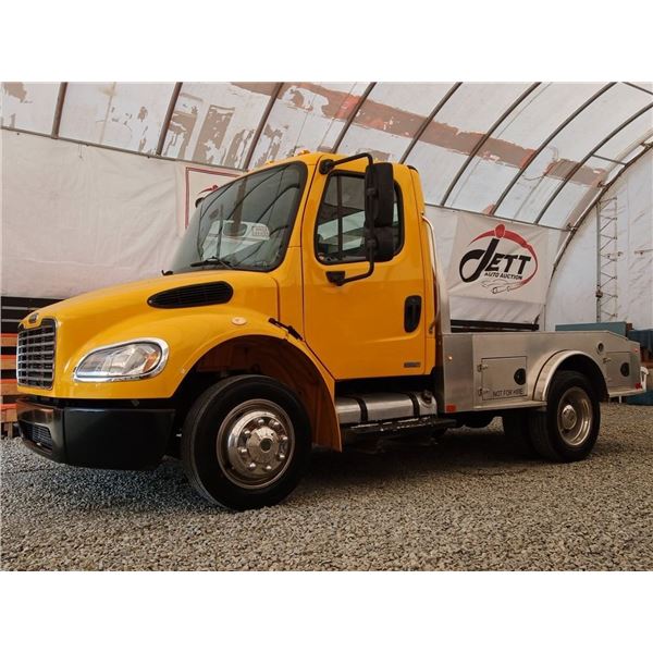 0A --  2005 FREIGHTLINER M2 106 MEDIUM DUTY DUALLY, Yellow, 241536