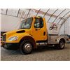 Image 1 : 0D --  2005 FREIGHTLINER M2 106 MEDIUM DUTY DUALLY, Yellow, 241536