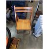 Image 2 : OIL HEATER AND 2 WOODEN FOLDING CHAIRS