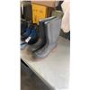 Image 2 : 2 PAIRS OF SIZE 12 BOOTS AND RUBBER BOOTS