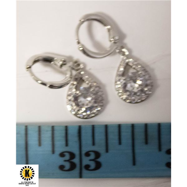 #118 1.0 CT ROUND CUBIC ZIRCONIA IN CENTER OF TEAR