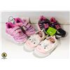 Image 1 : 3 PAIRS OF NEW SIZE 6 TODDLERS SHOES