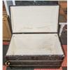 Image 2 : VINTAGE TRUNK