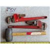 Image 1 : 2 14" Pipe wrenches and rubber mallet/hammer