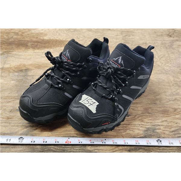 Noctiv 8 Mens size 9 Hiking Shoes - Like New Never Used