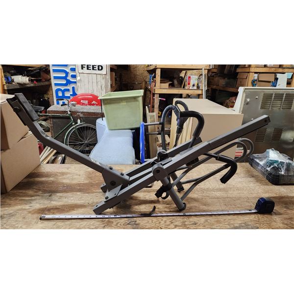 Vehicle hitch mounted bicycle rack - has keys for locks