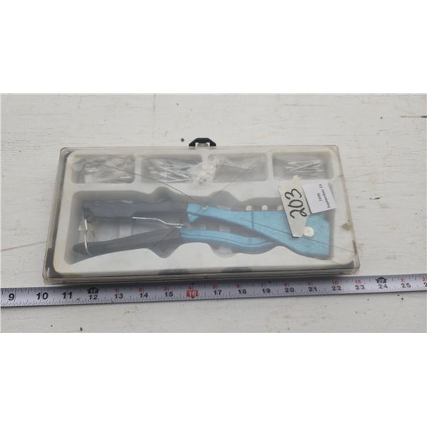 Hand riveter set - like new