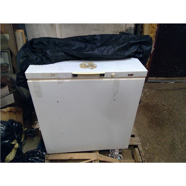 Chest Freezer (works)22 X 31.5 X 35" H + BBQ Cover