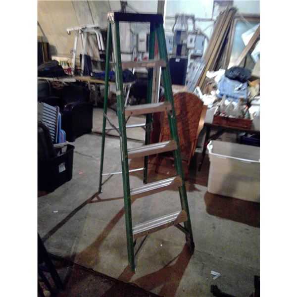 6Ft Fiberglass Ladder (needs minor bracket repair)