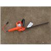 Image 3 : Black & Decker Electric bush trimmer - 8120-16" - Deluxe double edge - working