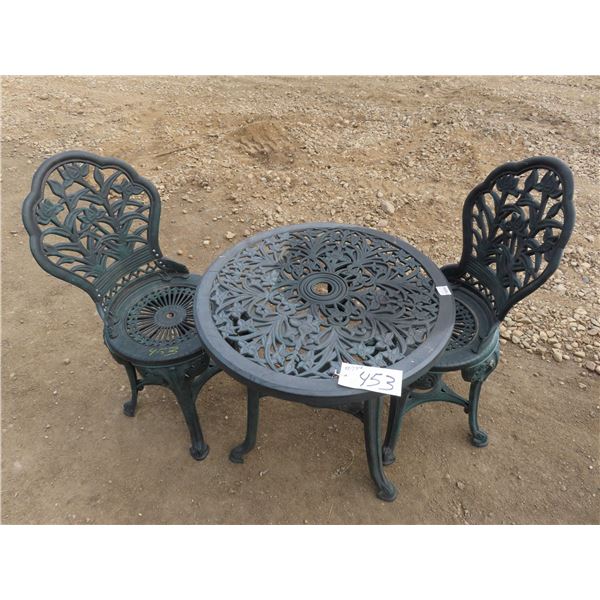 Outdoor/patio table (25"diameter x 26"H) & 2 chairs - set
