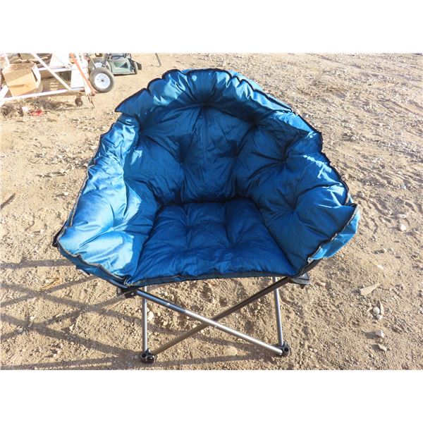 Extra padded club chair - new/unused + 6 umbrella poles?
