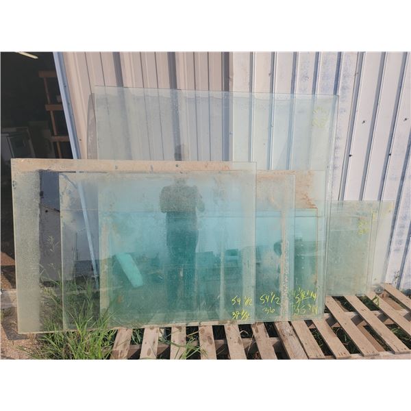 Lot of 14 pieces of tempered glass. Various sizes. See photos.