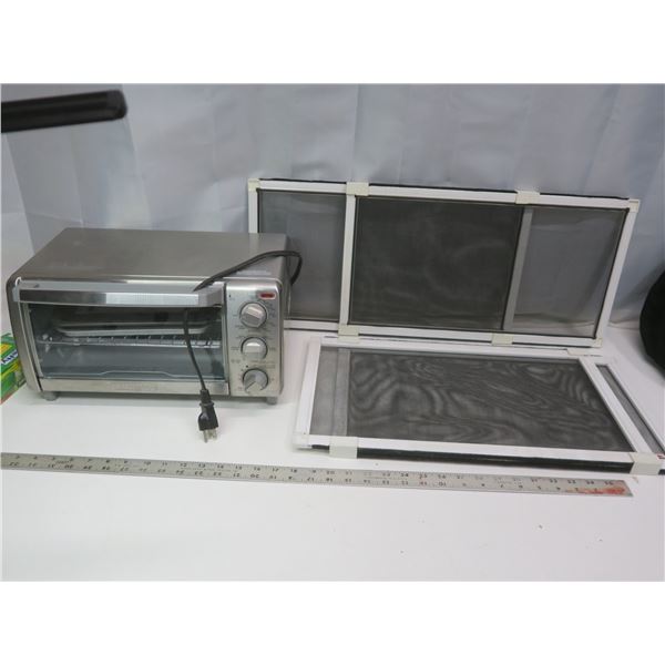 Black & Decker toaster oven and 2 expanding screens - screens: 20-1/4 x11-1/4 , expands to 37-1/4 