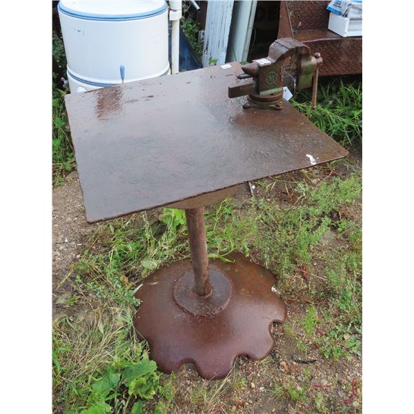 Welding table 26"x24"x32.5" with vise