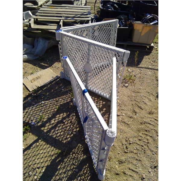 Folding barrier fence