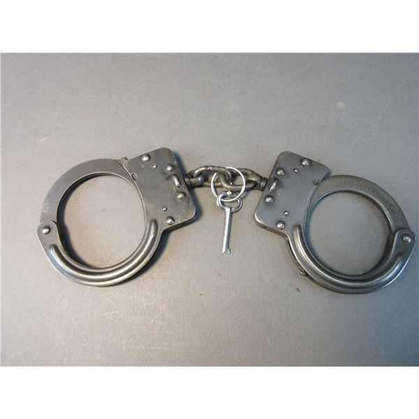 Crockett + Kelly Inc Handcuffs With Key