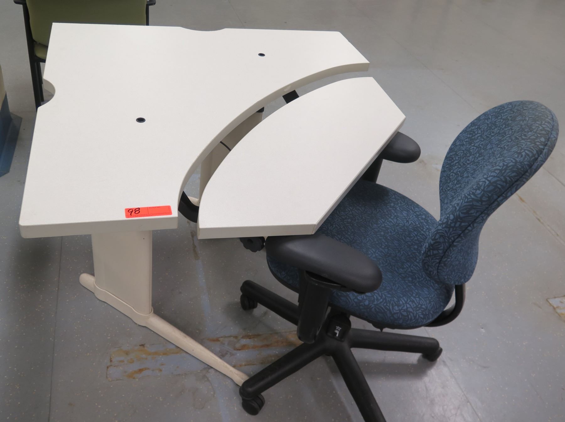 Steelcase Computer Table Adjustable Computer Desk w/ Steelcase Rolling Office Armchair