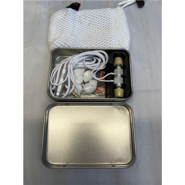 White wired earphone with replaceable eartips