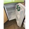 Image 2 : Igloo White single door bar fridge