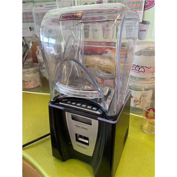 Blendtec Commercial Connoisseur 825 Blender with noise guard. includes blending attachments tested/w