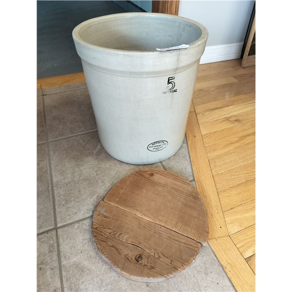 Medalta 5 Imperial.  Lid needs Gluing 16 High x 13 Diameter